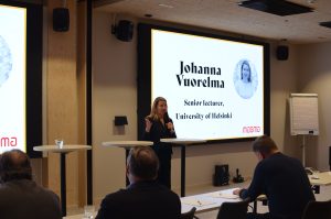 Johanna Vuorelma talar på Magma-akademins jubileumsseminarium