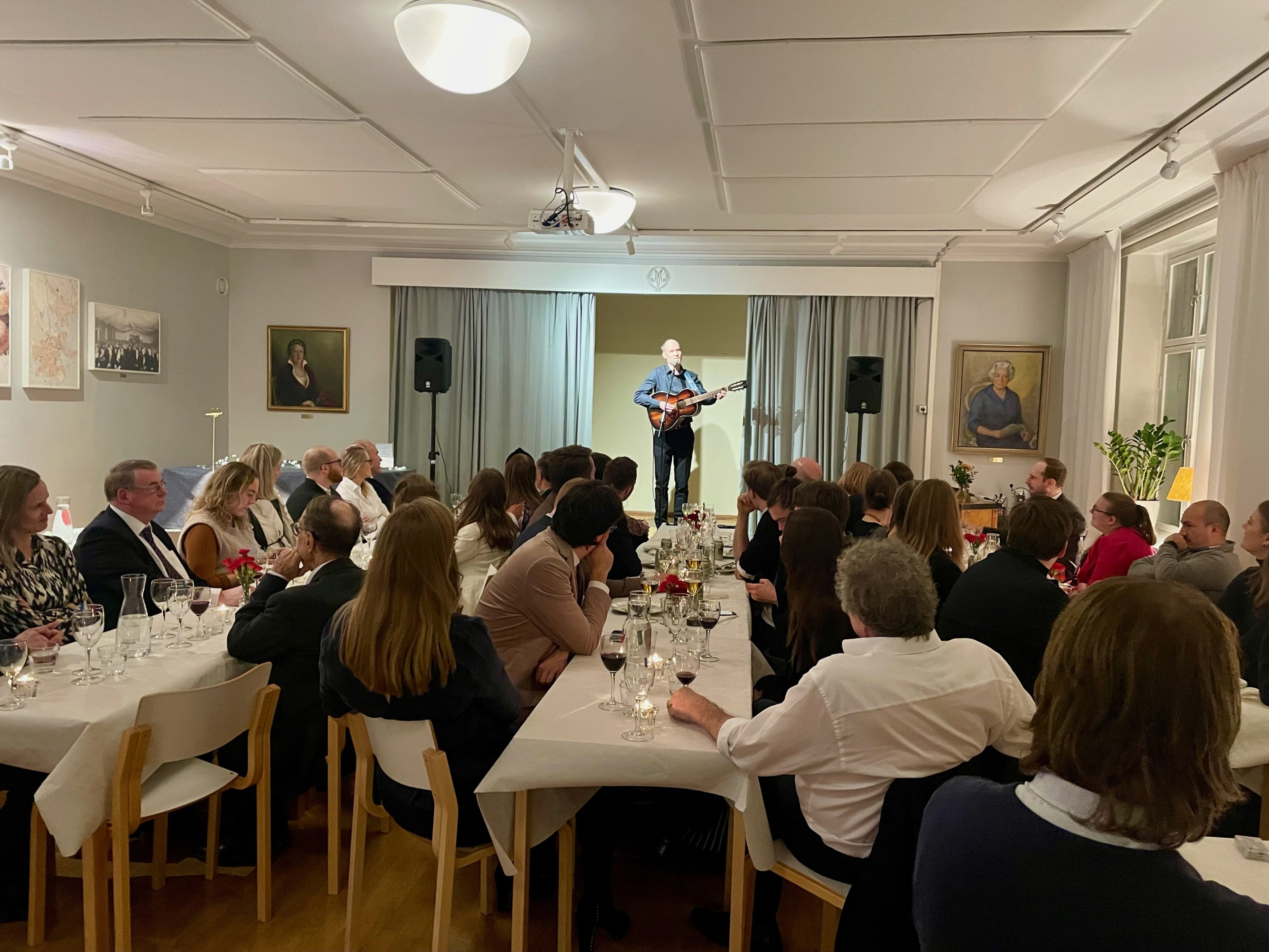 Trubaduren Gustav Klingstedt uppträder på Magma-akademins tioårsjubileum.