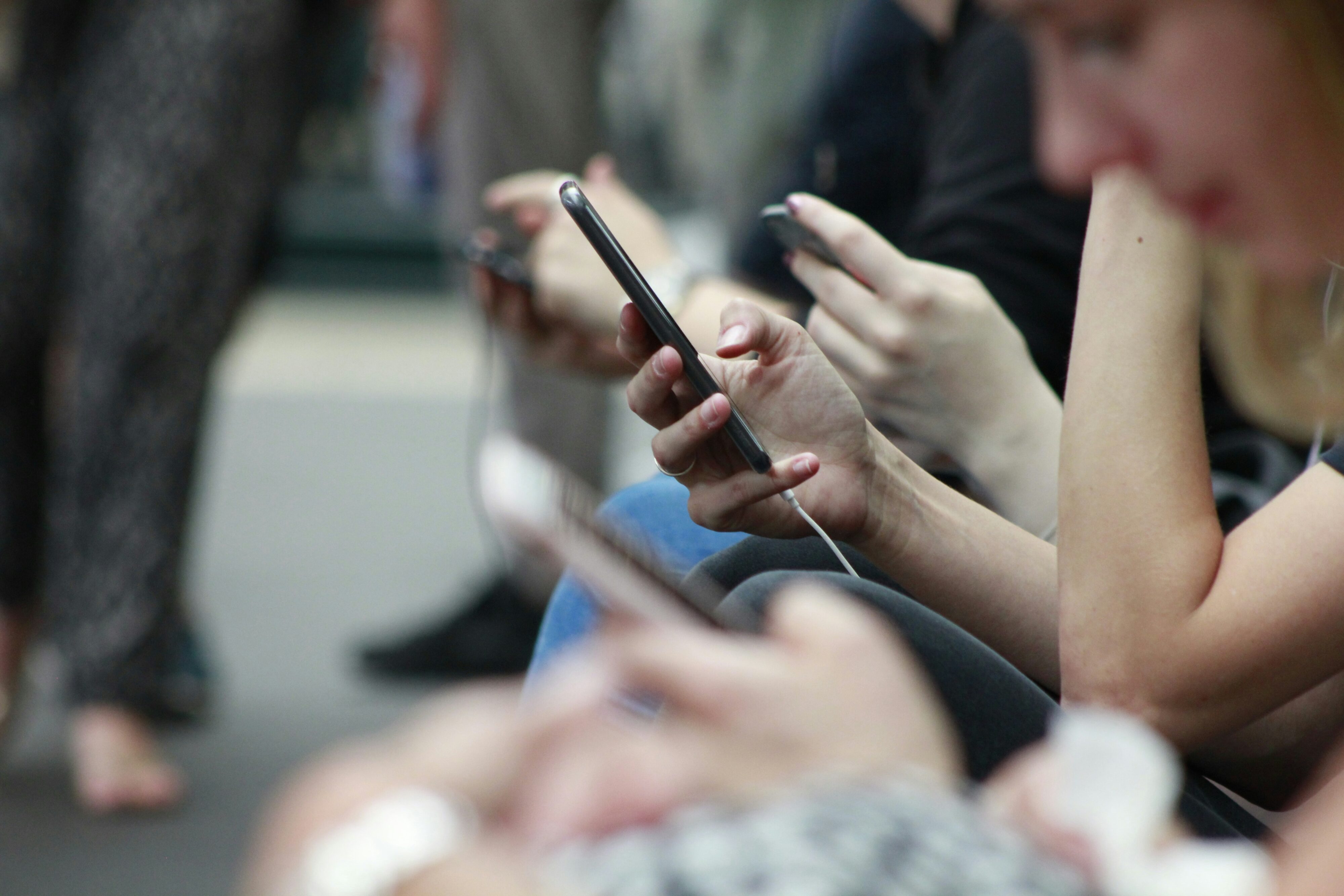 Unga människor tittar på sina mobiltelefoner