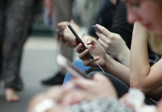 Pressmeddelande: Delade åsikter om förbud mot sociala medier bland svenskspråkiga unga